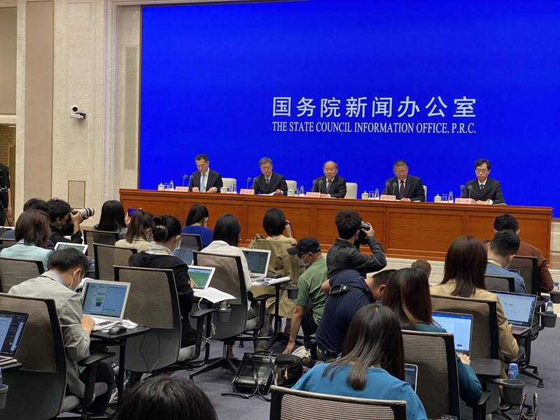 中國國務院新聞辦公室11日公布第7次全國人口普查主要數據，中國總人口數達14億1178萬人，圖為記者會現場。 (圖：中央社)