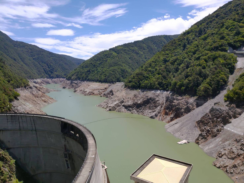 最近發生的火車出軌、旱災、停電事件，凸顯出台灣其實也有脆弱的一面。圖為水位下降的德基水庫。（台中市政府提供） (圖：中央社)