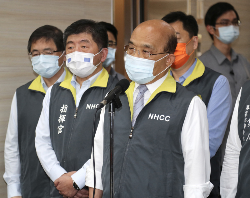行政院長蘇貞昌（前右）11日視察中央流行疫情指揮中心表示，國內武漢肺炎疫情有新狀況發生，防疫隨時都在變化，該嚴謹面對疫情，全民務必遵照指揮中心防疫政策，「大家該收心了」。 (圖：中央社)