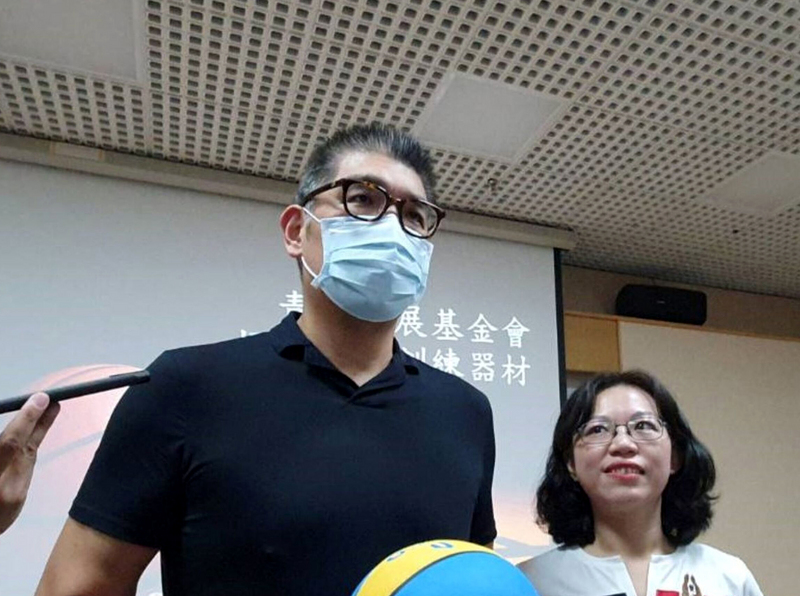 國民黨智庫副董事長連勝文（ 左）17日宣布辭去智庫副董事長和董事的職務。 (資料照片／中央社)。