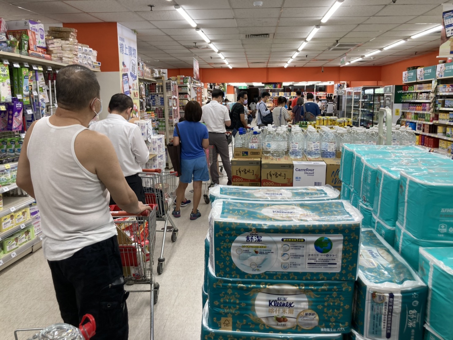 行政院長蘇貞昌呼籲民眾，疫情嚴峻之際，建議到賣場、超商、菜市場等採購民生物資時，能「多買少去」。(鄭翔云 攝)