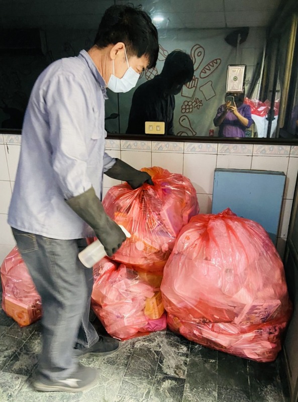 對於居家檢疫、隔離者排出垃圾也會和一般家戶垃圾區隔處理。（高市府環保局提供） (圖：中央社)