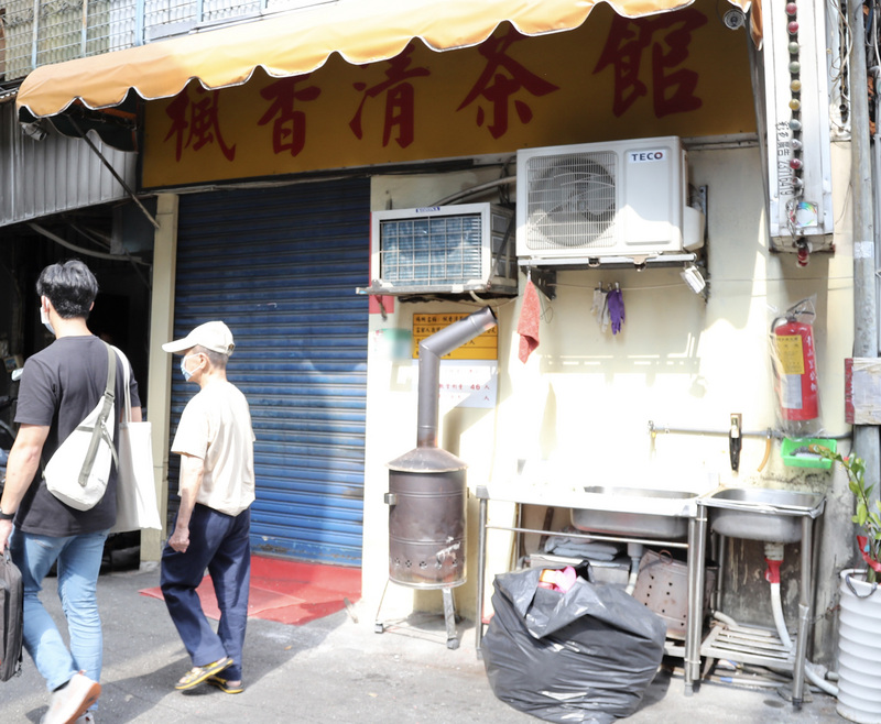 中央流行疫情指揮中心12日宣布台北萬華有2名不同茶室員工確診武漢肺炎，源頭不明。台北市副市長黃珊珊表示，萬華區已全區消毒，因確診者工作行業關係，疫調上有困難，還需要一點時間。圖為其中一名確診者工作茶室「楓香清茶館」。 (圖：中央社)