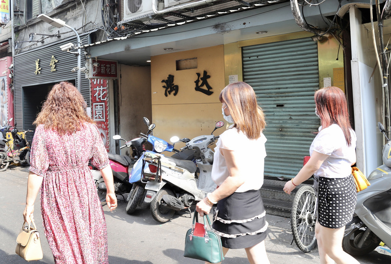 為避免北市萬華區茶室從業人員外移成疫情破口，警方持續清查發現有27名外籍女子失聯，經多方單位通力合作下，已於19日中午12時30分全數取得聯繫。(圖：中央社)