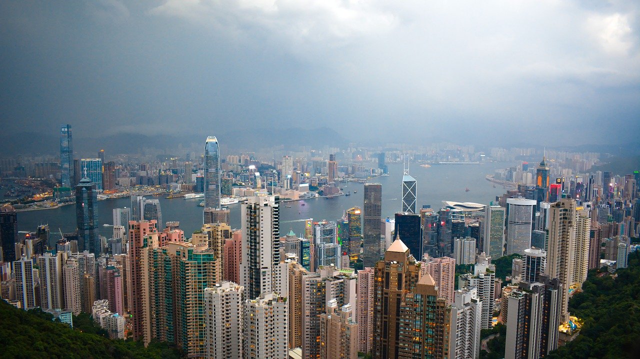 昔為國際金融中心的香港，如今財政赤字連年又外資逃離，只能當中國政府的「白手套」？(圖：Pixabay)