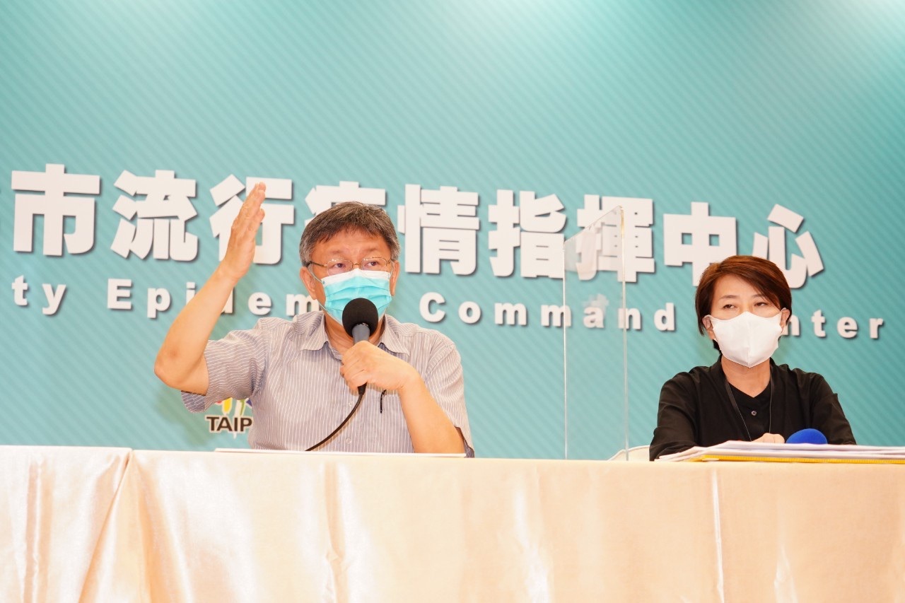 台北市長柯文哲(左)、副市長黃珊珊召開記者會，說明台北市防疫層級升至準第三階段。(北市府提供)