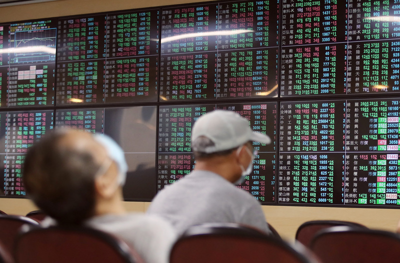 台北股市13日開低走低，終場收黑下跌237點，跌幅1.38%，收16,982點，摜破萬七大關，周線收黑，回測半年線。(圖：中央社)