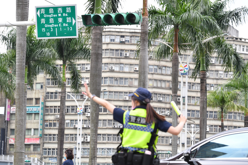 台電興達電廠13日大停機，全台分區輪流停電，部分交通號誌故障，警政署妥適派遣員警或義交協助疏導指揮。 (圖：中央社)