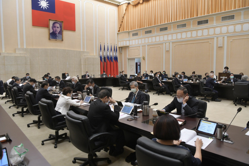衛福部今天(22日)在行政院會報告邊境鬆綁規劃，會中討論開放入境檢疫「0+7」新制，可望於10月13日上路。圖為行政院院會。（行政院提供）