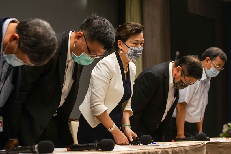 經濟部長王美花（左3）13日晚間率領次長曾文生（左2）、台電董事長楊偉甫（右2）及電力調度處長吳進忠（左）等人，在記者會中為高雄興達電廠跳機導致全台大停電一事，向民眾鞠躬致歉。 (圖：中央社)