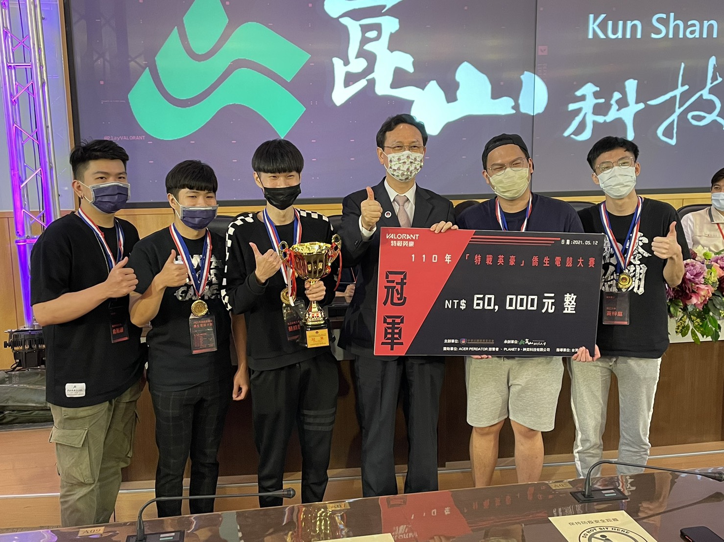 僑委會委員長童振源（右三）與2021僑生電競大賽冠軍隊伍「試水溫2」全體隊員合影。(圖：僑委會提供