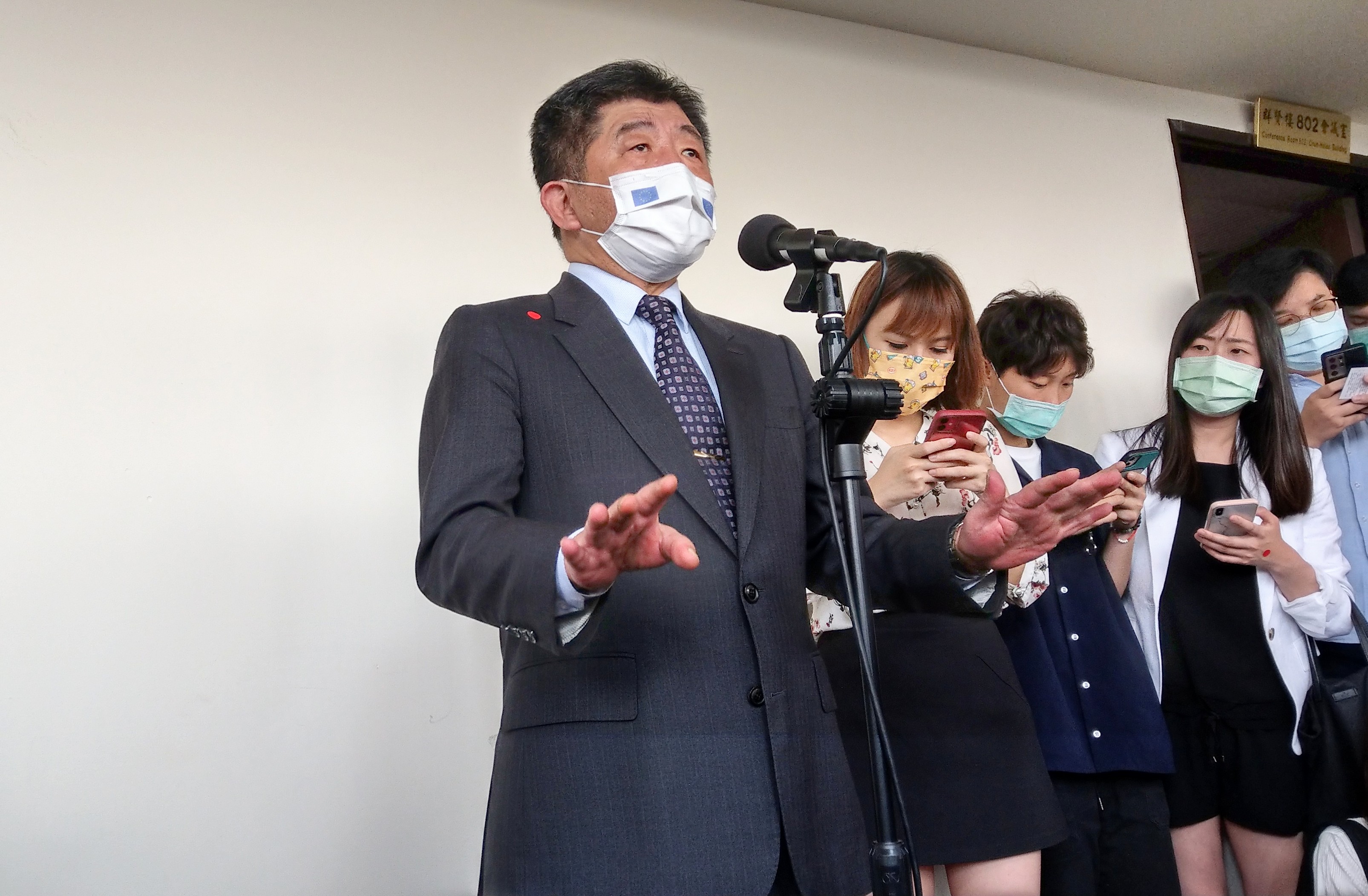 陳時中13日表示，宜蘭、蘆洲社區群聚個案與華航諾富特案病毒基因定序完全相同。(劉品希 攝)