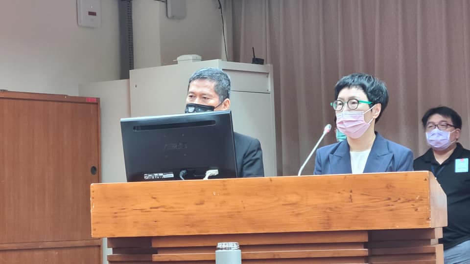 知名台漫平台《CCC創作集》編輯群集體請辭引發漫畫界熱議，主責單位文策院董事長丁曉菁(右)成為眾矢之的，文化部長李永得(左)則表示，若文策院真做不來，文化部會另尋辦法確保該漫畫平台繼續營運下去。(江昭倫攝)