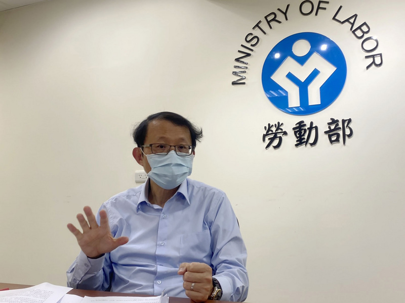 勞動部勞動關係司司長王厚偉14日重申，勞資爭議調解是完全免費的，目前已要求地方政府加強宣導，若遇到調解委員私下收費經查證屬實者，將不得再擔任調解委員。 (圖：中央社)