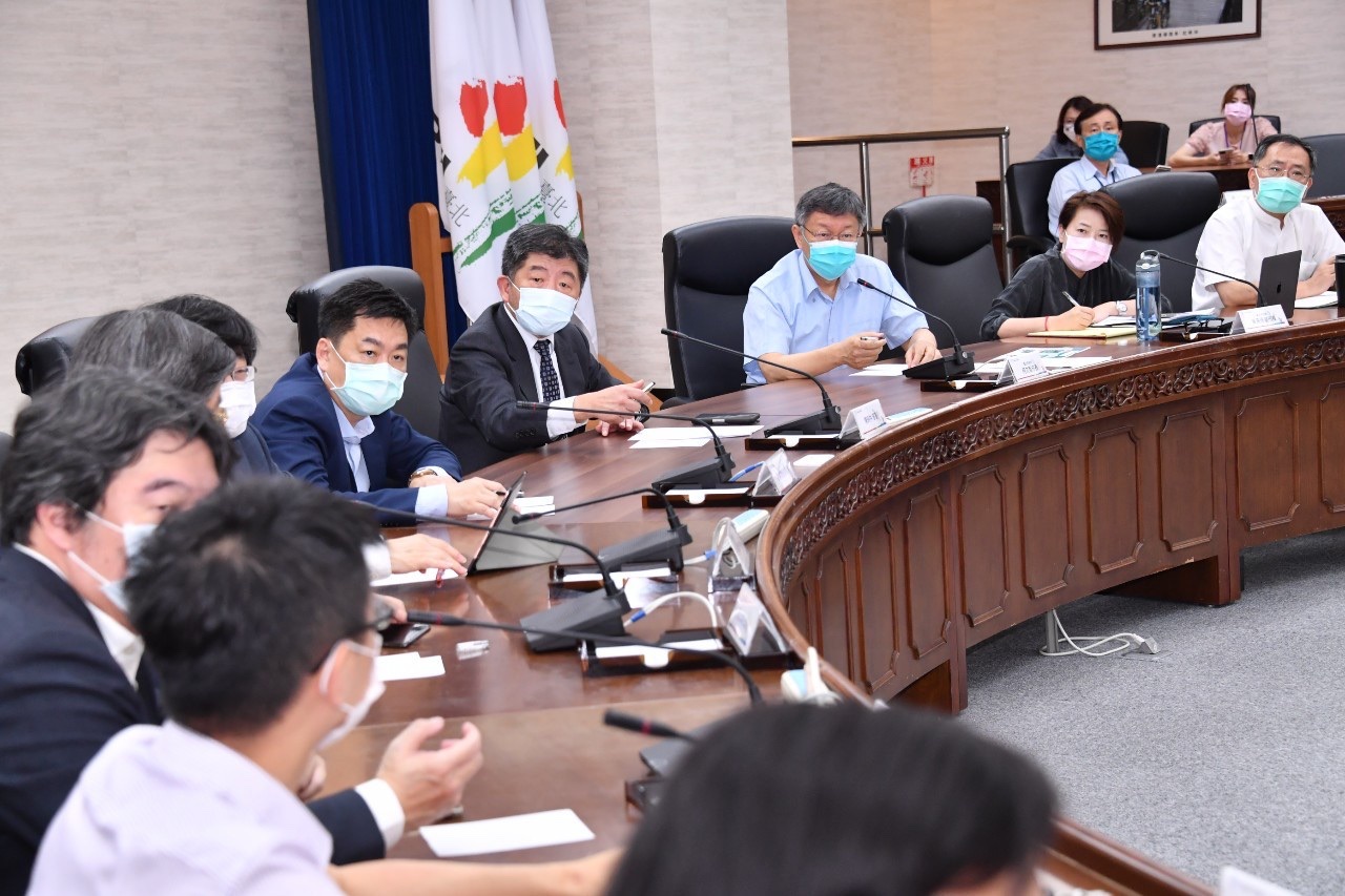 中央流行疫情指揮中心指揮官陳時中(右四)率團隊與台北市長柯文哲(右三)討論和平醫院的後續處理。(北市府提供)