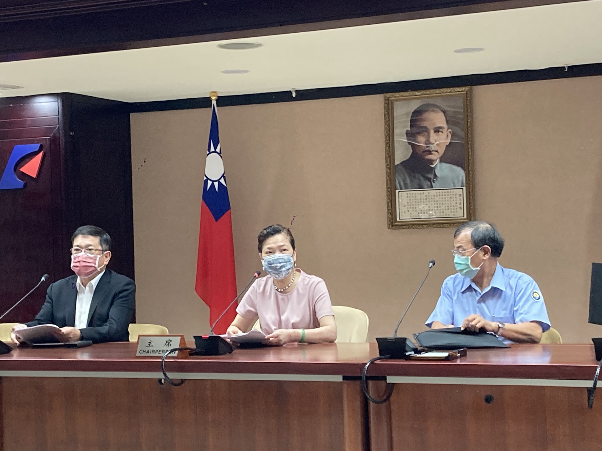 經濟部長王美花14日在發布初步調查報告時坦言，確實有檢討空間，未來會以更保守的方式來計算備轉容量率。(謝佳興 攝)