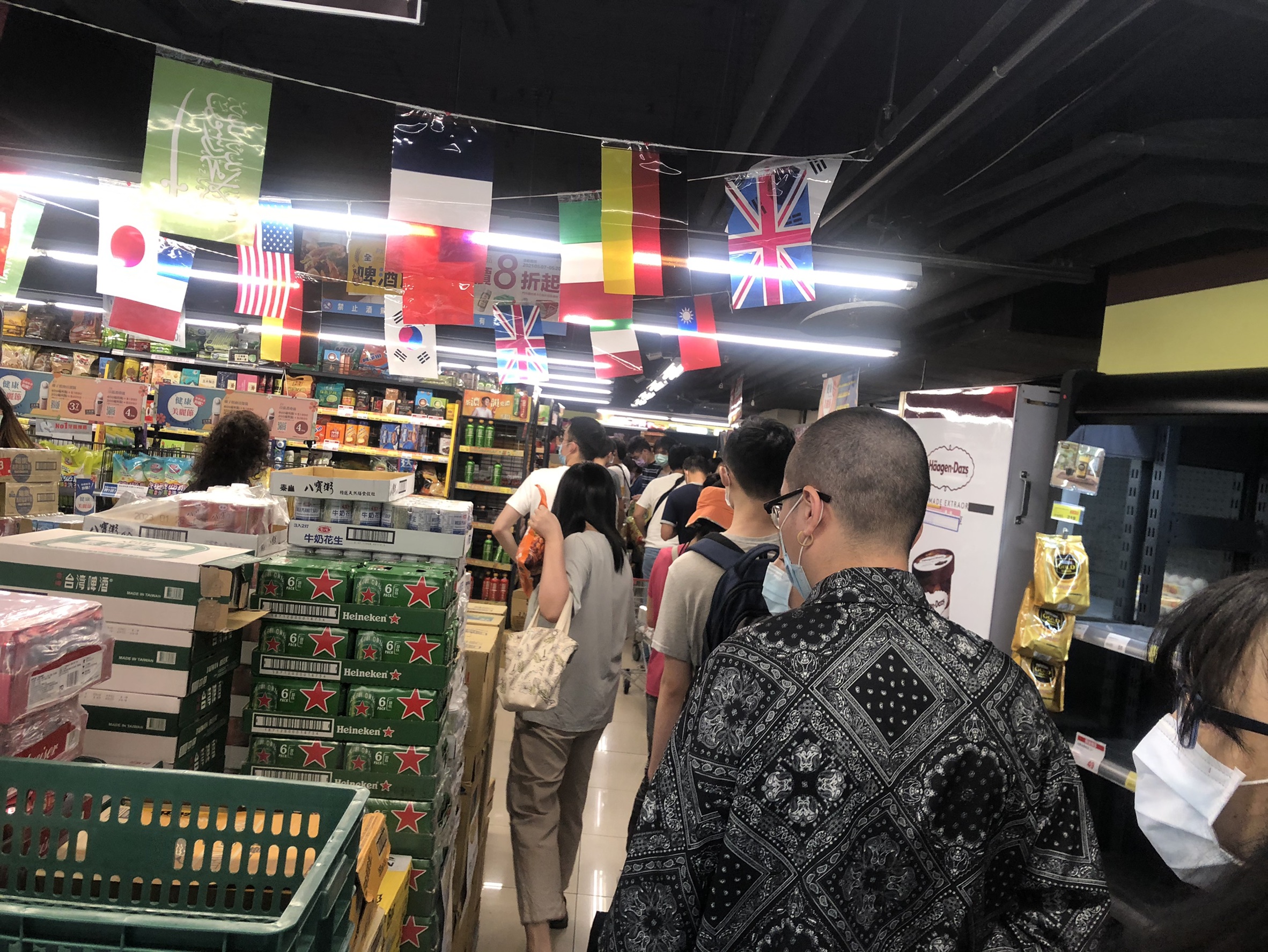 雙北疫情警戒升級，大賣場出現搶購民生必需品人潮。(沈鎮江 攝)