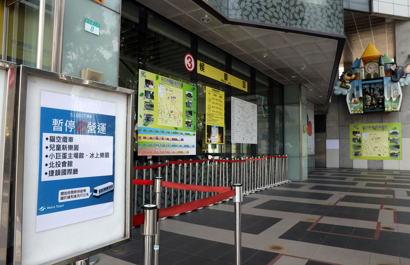 配合COVID-19（新冠肺炎）防疫措施，台北市、新北市15日起進入第三級警戒，盼減少流動風險、降低聚會規模，台北市貓空纜車張貼暫停營運公告。 (圖：中央社)