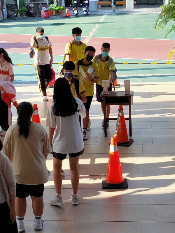 教育部截至15日晚間11時30分統計，共勾稽全國170名考生受疫情影響，其中161人將改參加月底的補考，4名考生確診武漢肺炎。（中市教育局提供） (圖：中央社)