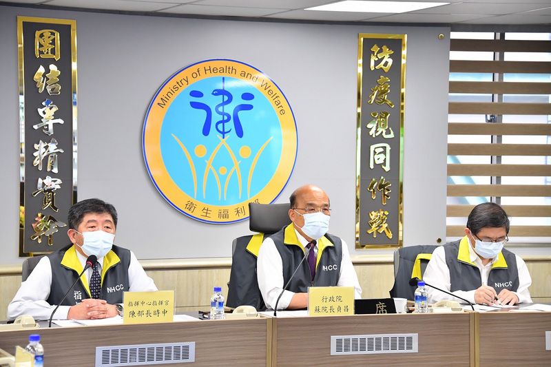 行政院長蘇貞昌（左2）15日視察指揮中心並與地方首長視訊連線。（行政院提供）