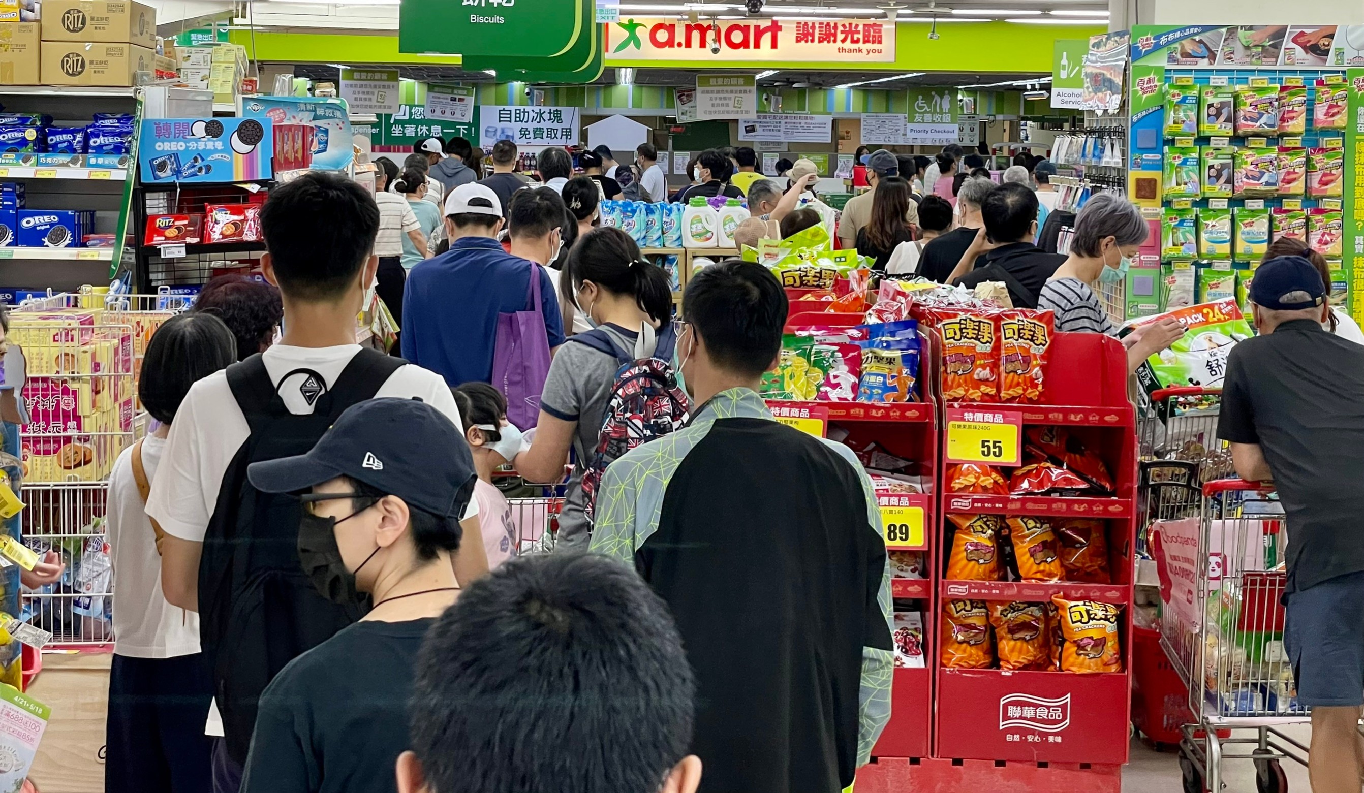 行政院宣布雙北進入三級警戒後，各大超市已經擠滿採購人潮。(沈聰榮 攝)
