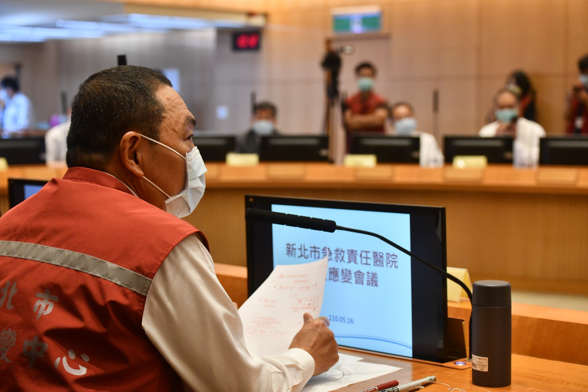 新北市長侯友宜16日邀集全市18家急救責任醫院院長，召開防疫應變會議。(新北市府提供)