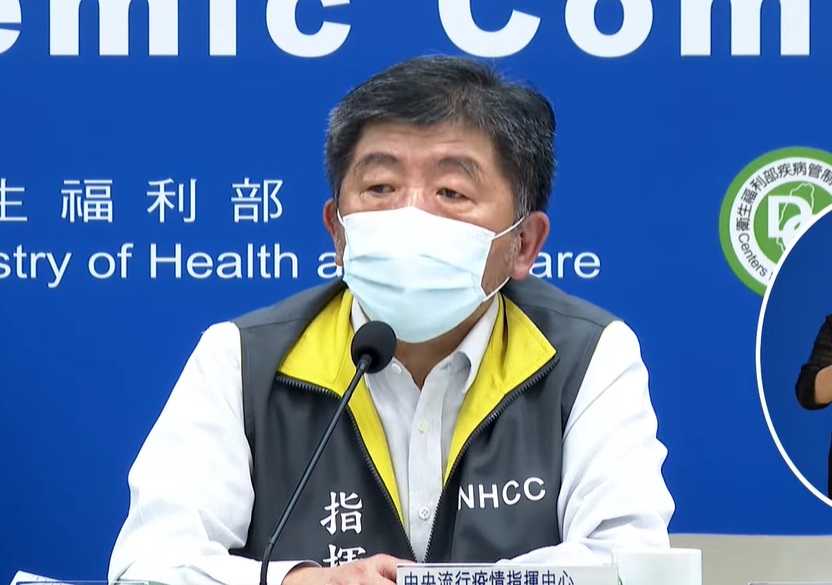 陳時中呼籲，民間企業要彈性分流上班，減少尖峰時間的人流，並提醒民眾上班一定要戴好口罩。(圖擷自YouTube)