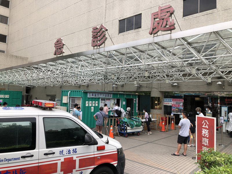 新北市板橋區亞東醫院爆發院內傳染案件，共有7人確診。目前門診降載且住院病人只出不進，急診病患住院前均需進行PCR篩檢。 (圖：中央社)