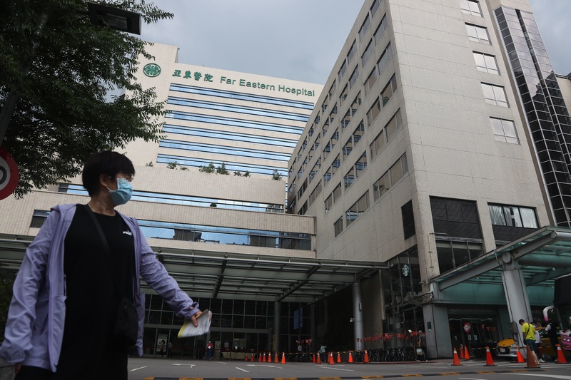 亞東醫院院內感染增至11人，1高齡病患死亡。圖為亞東醫院大樓。 (圖：中央社)