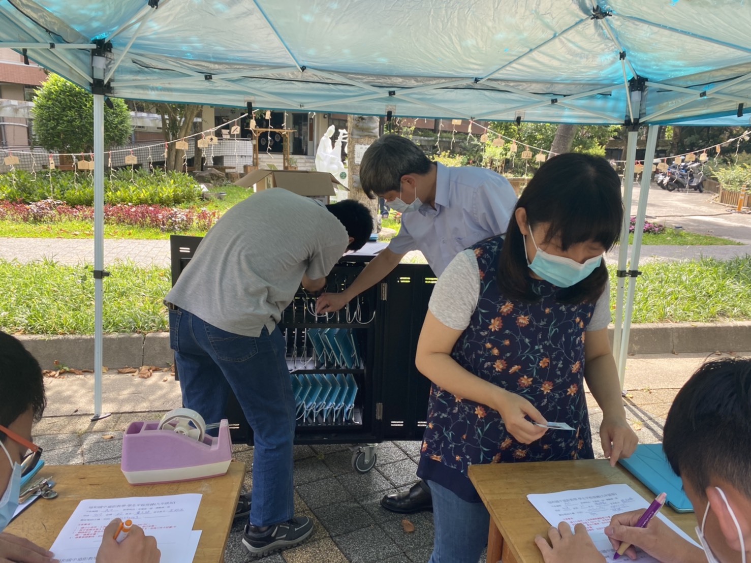 新北市福和國中搭臨時帳棚，提供九年級學生相關學習需求。(福和國中提供)