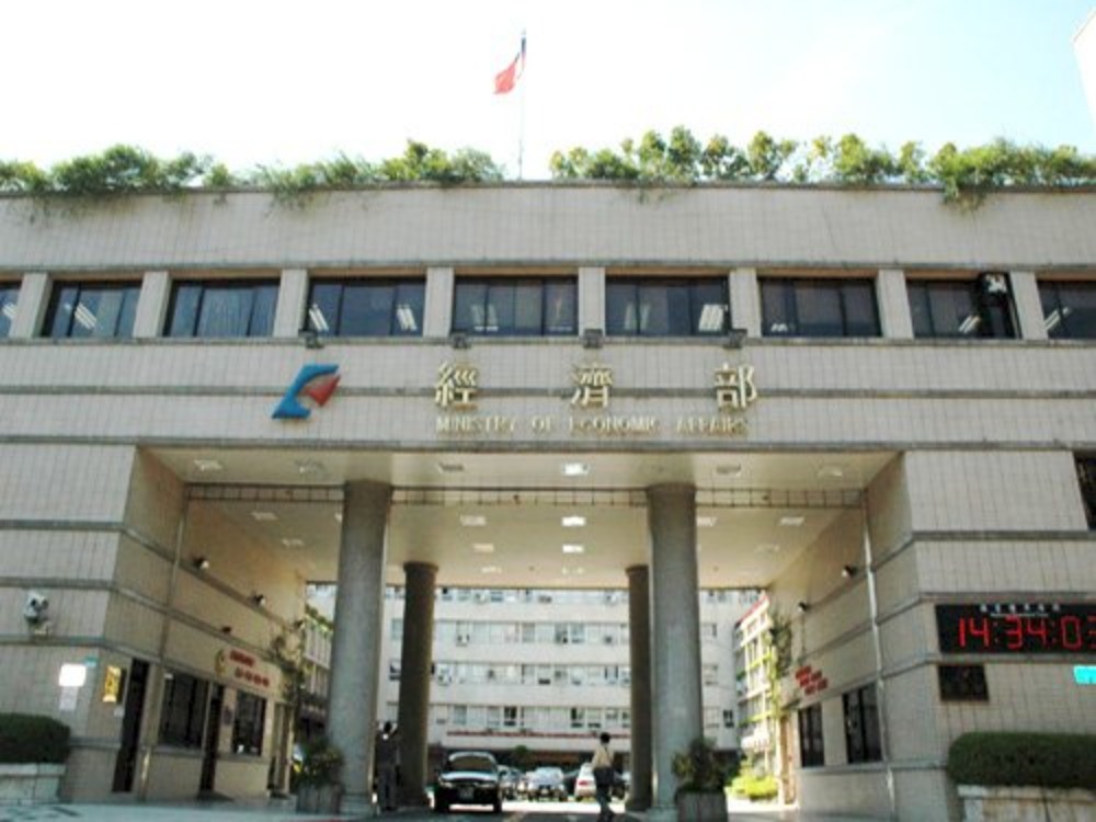 經濟部規劃投資台灣三大方案延長至2027年，聚焦五大信賴產業及擴大全球台商適用。經濟部大樓入口 (資料照片/CNA)