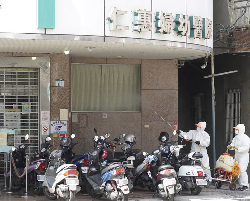 高雄市鳳山區仁惠婦幼醫院一名行政職員工17日晚上確診武漢肺炎（2019冠狀病毒疾病，COVID-19），院方漏夜執行清零專案。衛生局人員18日上午也前往消毒。 (圖：中央社)