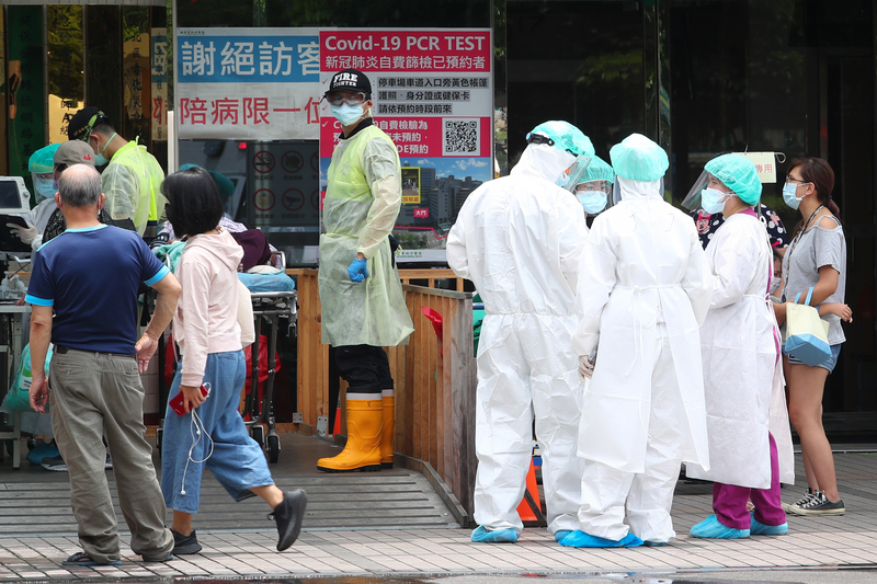 台灣5日新增37例武漢肺炎(COVID-19)死亡案例，創單日新高。圖為戶外篩檢區情形。 (資料照 / 圖：中央社)