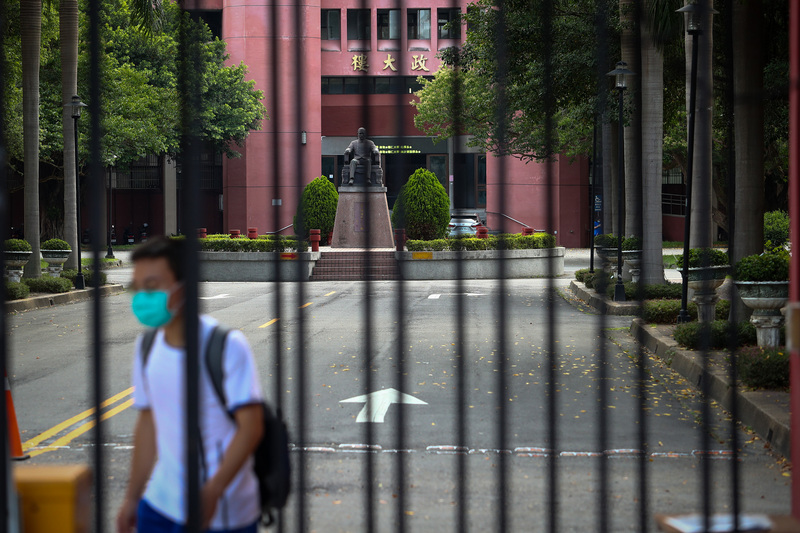 會考成績單延後寄發，高中五專招生時程順延1週。圖為新北市一所已停課高中。 (圖：中央社)