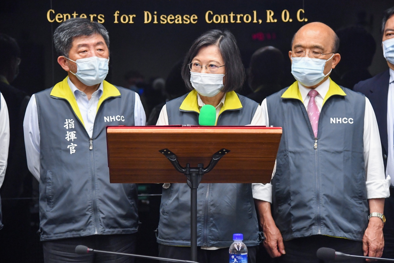 總統蔡英文與行政院長蘇貞昌視察「嚴重特殊傳染性肺炎中央流行疫情指揮中心」（指揮中心提供）