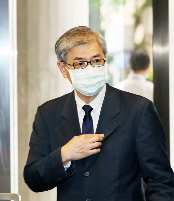 金管會統計，22家壽險業上半年平均資本適足率(RBC)為325.88%、淨值比率為3.38%，若從各家檢視，也全數跨過金管會設定的監理門檻，不過仍有部分業者處於危險邊緣。圖為金管會主委黃天牧。 (圖：中央社)