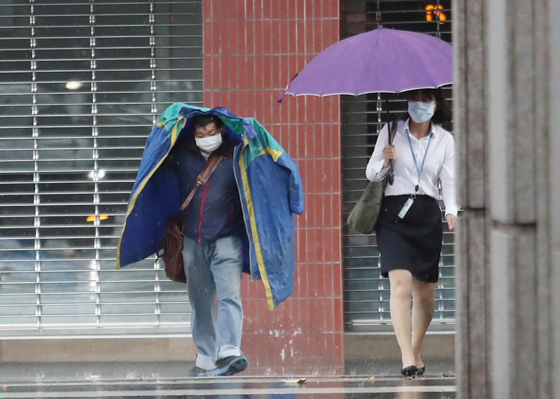 中央氣象局指出，21日鋒面在台灣北部海面，午後雷陣雨轉趨明顯。(資料照片／中央社)