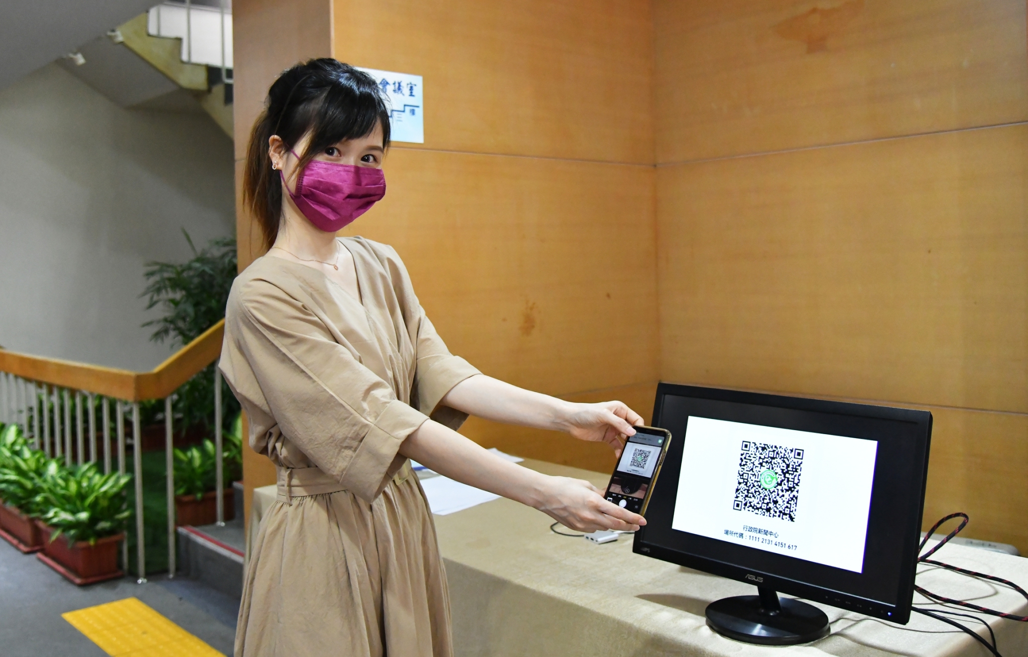 為了讓民眾更便利記錄足跡，行政院19日推出簡訊實聯制，5秒內掃碼回傳簡訊，就可完成登記。(行政院提供)