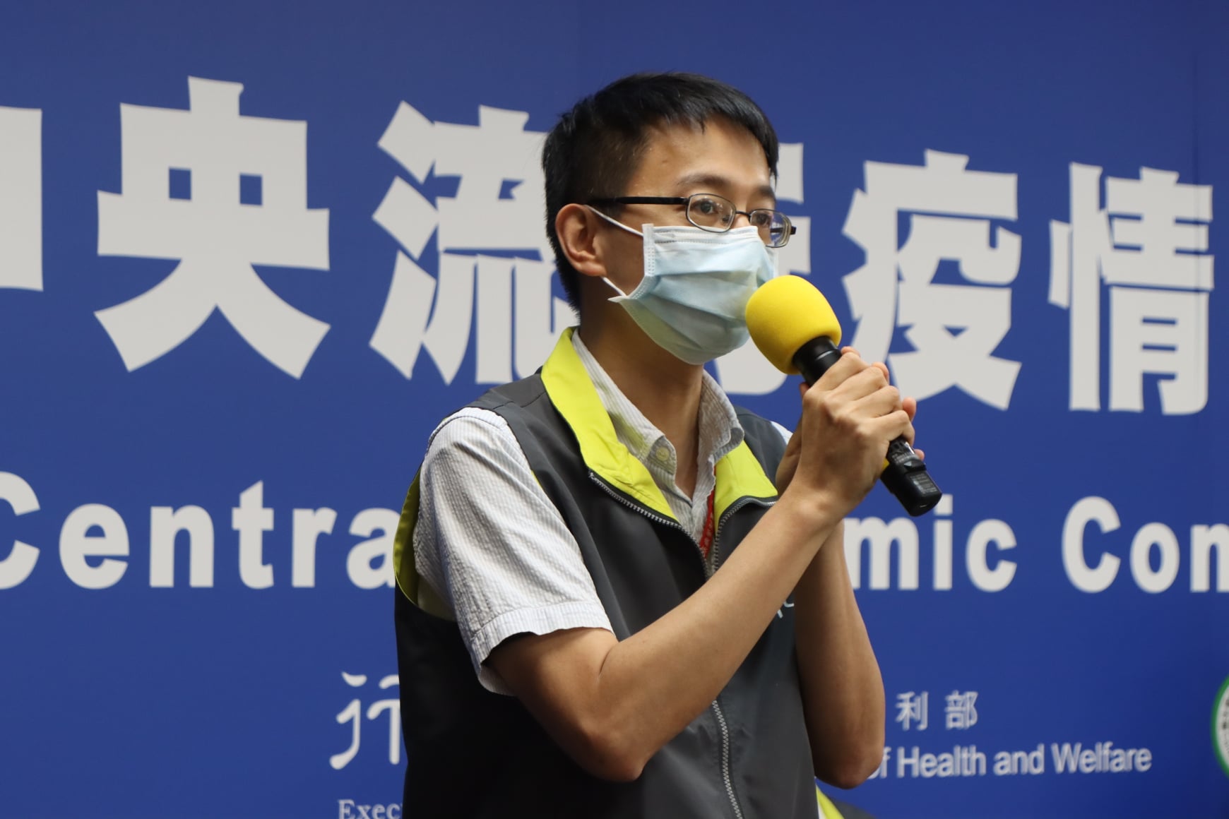 指揮中心醫療應變組副組長羅一鈞表示，除了之前已公布的新北亞東醫院與高雄仁惠醫院，新增台北市一家血液透析中心發生院內群聚事件。(指揮中心提供)