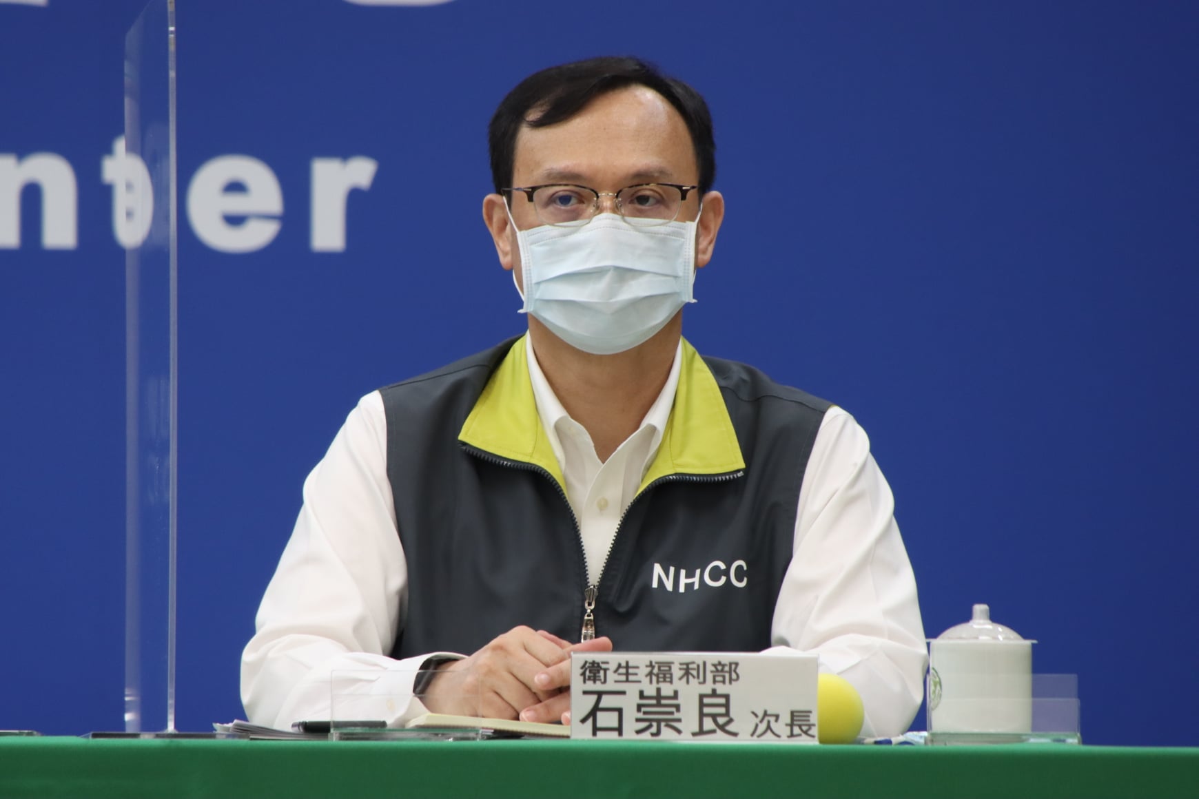 衛福部次長石崇良30日宣布，即日起專責病房將以「兩人一室」為原則。(指揮中心提供)