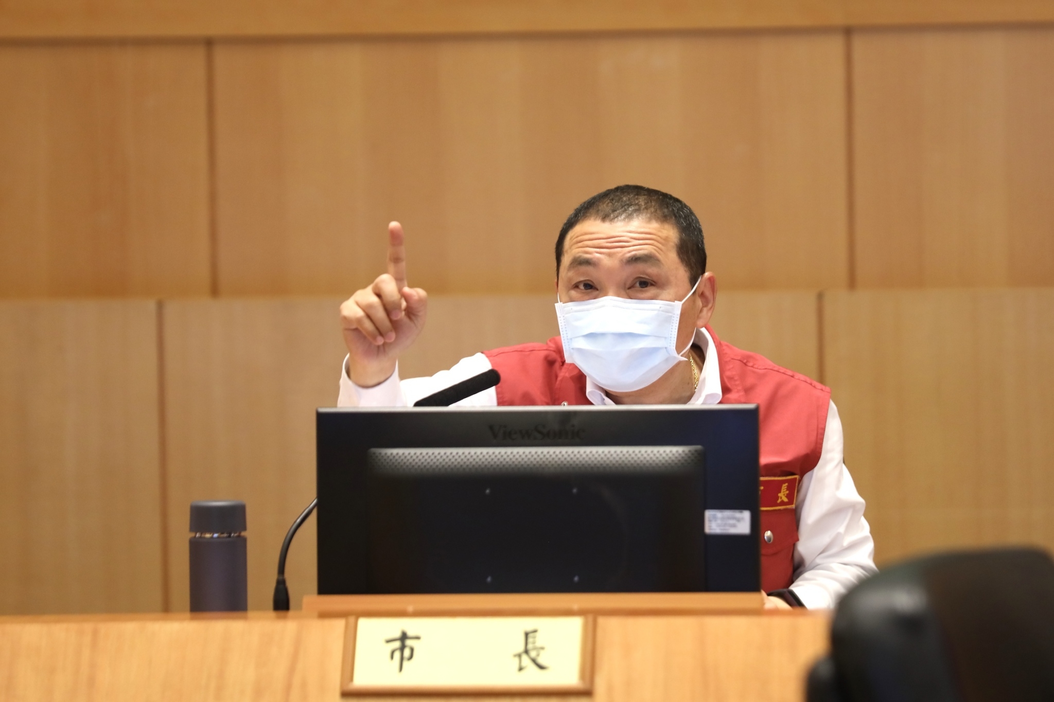 新北市長侯友宜21日表示，防疫不只中央、地方要一條心，大家更要一致對外，敵人只有一個，就是病毒。(新北市政府提供)