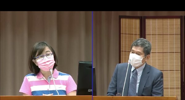 文化部長李永得(右)19日上午到立法院教委會上說明文化部協助藝文產業度過難關的相關因應作為。左為國民黨立委林奕華(左)質詢。(擷取自立法院會議直播畫面)