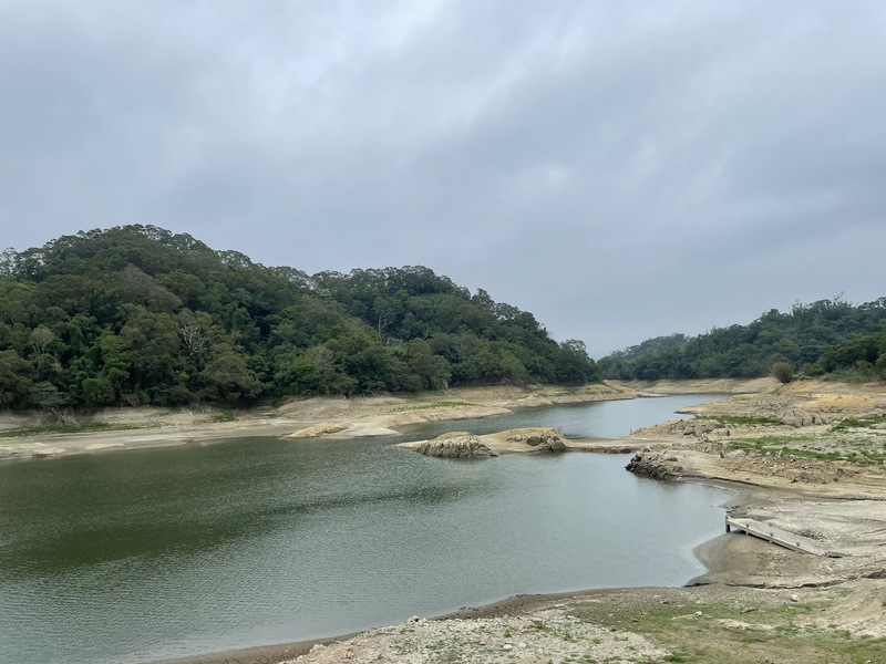 水情吃緊，新竹縣寶山水庫蓄水量低，目前已可見底。新竹縣政府20日表示，若5月底水庫集水區累計平均降雨量未達100毫米以上，新竹縣水情將轉為紅燈，屆時將分甲、乙兩區供5停2。（新竹縣政府提供） (圖：中央社)