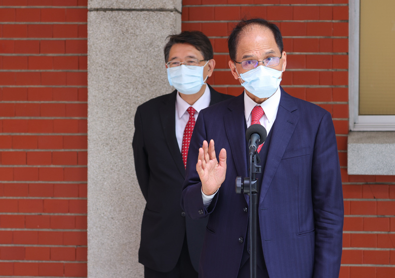 立法院長游錫堃（前）20日下午召集朝野協商達成共識，決定22日至28日立法院停開院會及委員會。圖後為立法院祕書長林志嘉。 (圖：中央社)