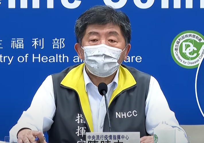 陳時中表示，各地設置篩檢站的兩大標準，包括區域確診個案多、以及確診者出沒的熱區。(圖擷自YouTube直播)