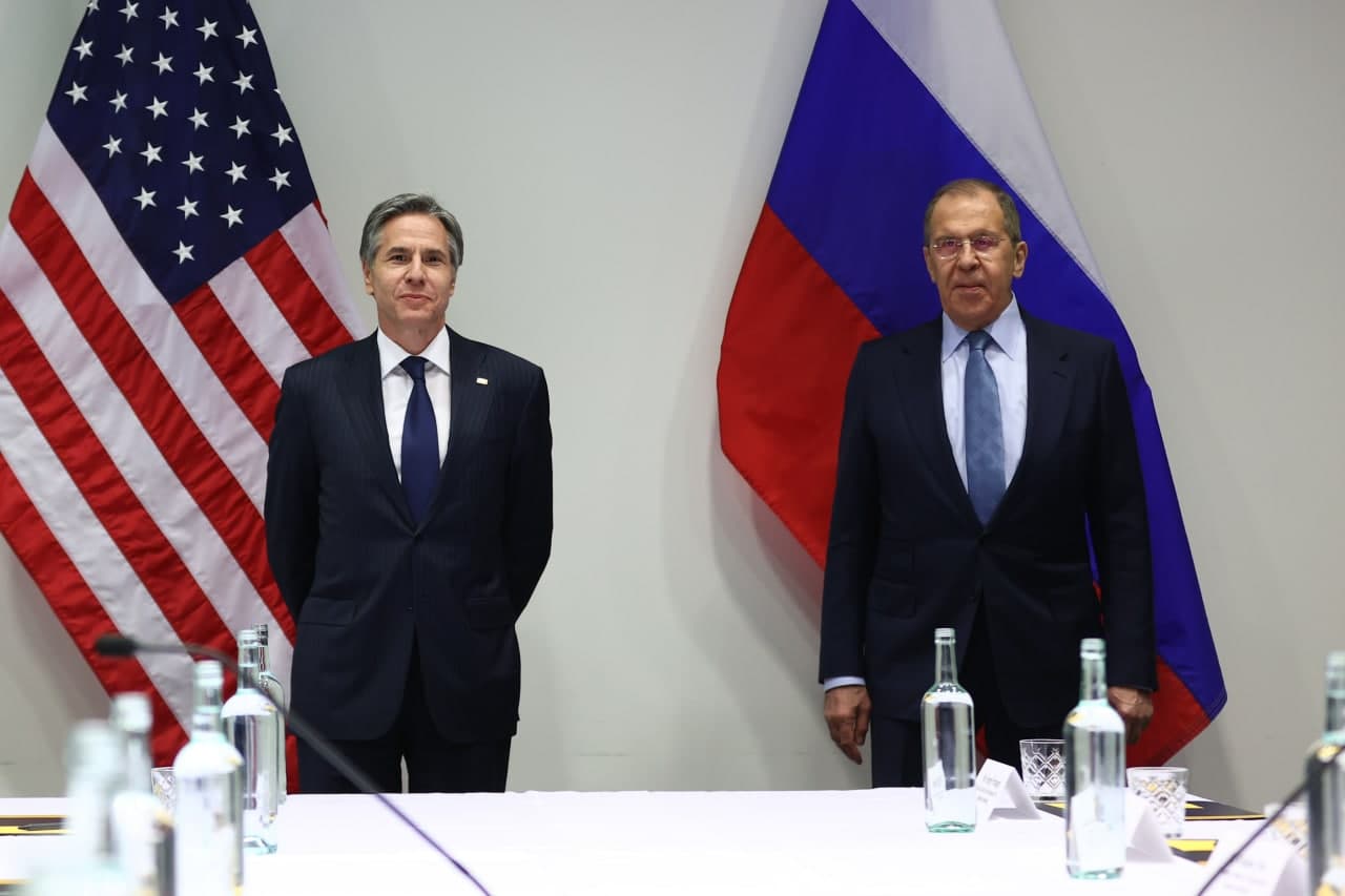 圖為美國國務卿布林肯(Antony Blinken)與俄國外交部長拉夫羅夫(Sergei Lavrov)去年5月於冰島雷克雅未克(Reykjavik)會面。 (圖:俄羅斯外交部推特)