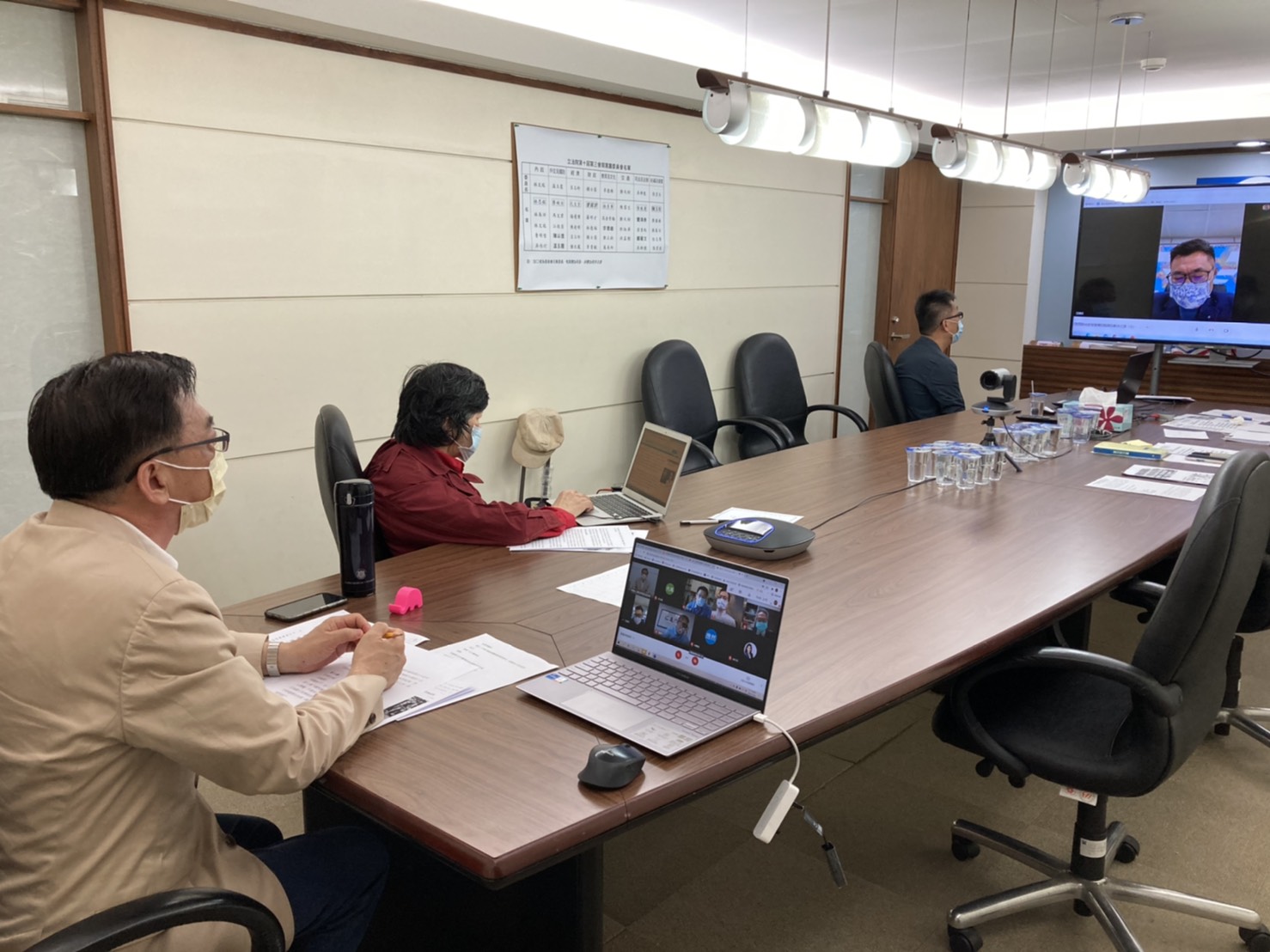 國政基金會20日以視訊方式舉行「防疫升級！社區感染連環爆」座談會。(國政基金會提供)