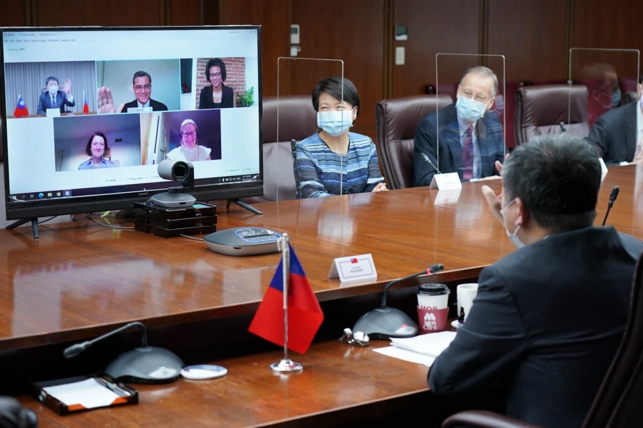 美國衛生部長貝西拉21日與衛福部長陳時中舉行視訊會議。(圖：蔡英文總統臉書)