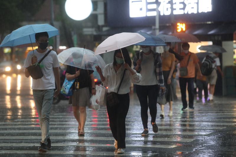 中央氣象局表示，這波梅雨鋒面預計從30日起一連3天，在台灣中部及北部上空徘徊，屆時台灣各地都容易有短暫陣雨或雷雨，(資料照片／中央社)