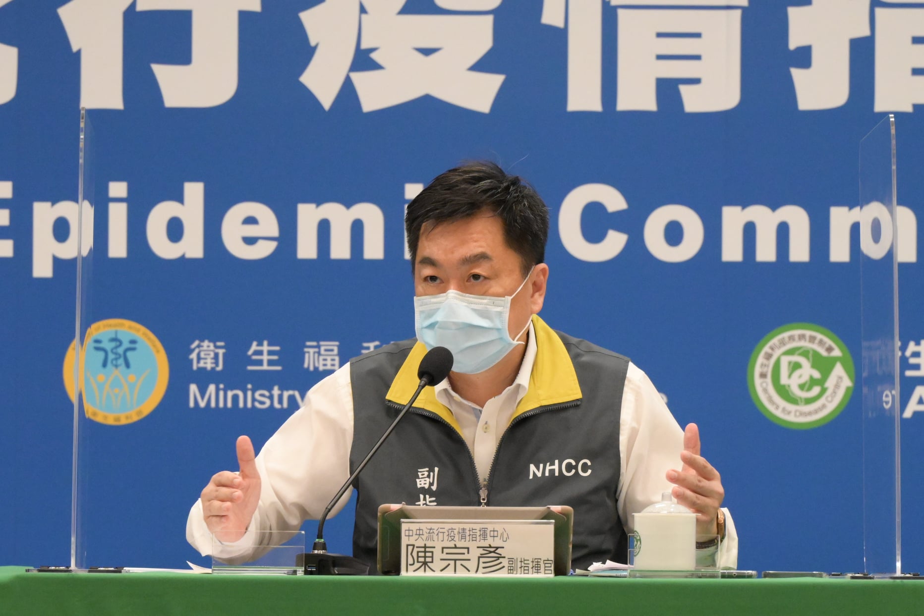 指揮中心副指揮官陳宗彥21日主持全國防疫會議，會中決議，單獨自駕民眾可不用戴口罩，但若兩人以上就必須配戴口罩。(指揮中心提供)
